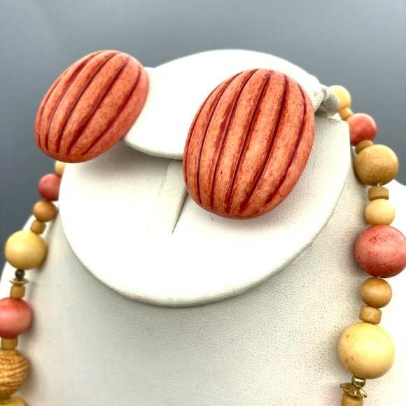 Vintage Beige and Coral Beaded Parure, Resin Necklace and Matching Stud Earrings - Picture 8 of 9